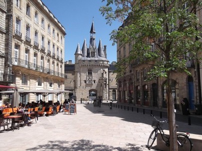 Bordeaux. Blick über den Place du Palais auf das prächtige Torgebäude Porte Cailhau. (Foto: Sudy)