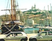 Hafenstimmung in Marseille, im Hintergrund die Wallfahrtskirche. (Foto: Sudy)