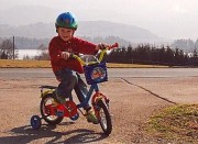 Luca, ein kleiner Radfahrer, sicher unterwegs. (Foto: C. Sudy)