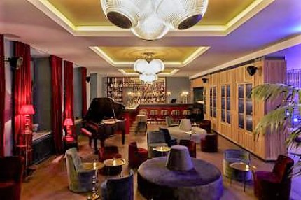 Die gemütliche Boilerman Bar im 25hours Hotel The Royal Bavarian in München. © Steve Herud