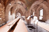 Siegerprojekt im Architekturwettbewerb: Visualisierung der revitalisierten gotischen Einsäulenhalle als Ausstellungsraum. © Expedit - Studio für Architektur