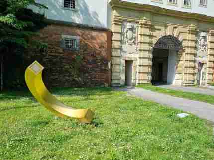 Ehrenring-Hälfte-Skulptur von Barbara Baur-Edlinger vor dem Paulustor, Graz. © Reinhard A. Sudy